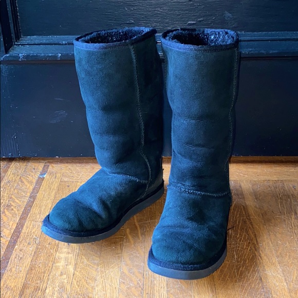 Black classic tall ugg boot - size 8 - Picture 4 of 13